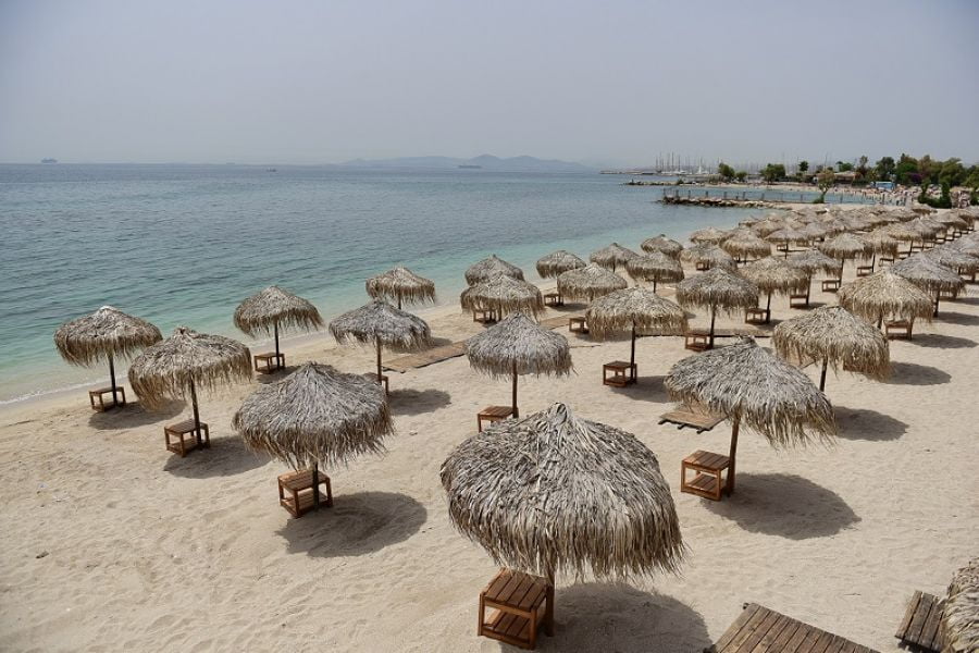 Ιδιοκτήτης beach bar στη Χαλκιδική διαμαρτύρεται