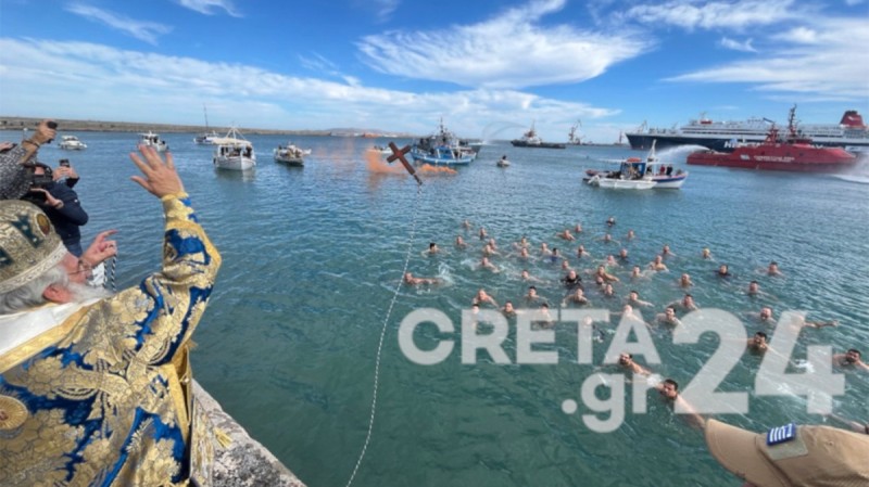 8χρονος έπιασε τον Σταυρό στον αγιασμό υδάτων στο Ηράκλειο