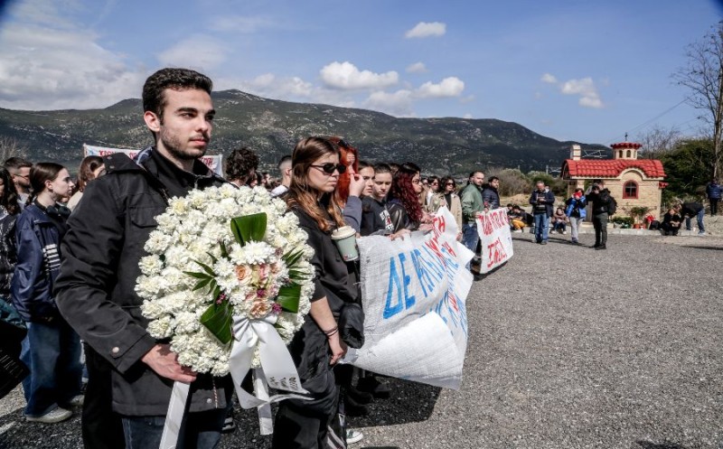 Τέμπη: Συγκινούν οι εικόνες με τους φοιτητές που απέτισαν φόρο τιμής στα θύματα της τραγωδίας 