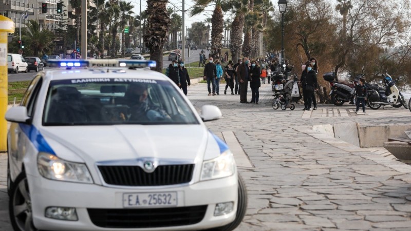 Ένοπλοι κουκουλοφόροι τους έδεσαν και λήστεψαν μέσα στο σπίτι τους