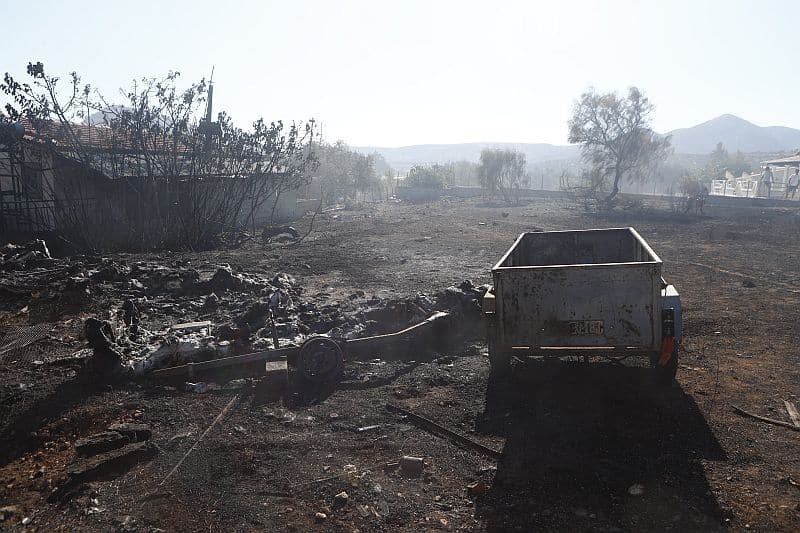  Πυρκαγιά στη Βάρης - Κορωπίου: Καταγγελίες από τους κατοίκους - Τα οικόπεδα έχουν μετατραπεί σε σκουπιδότοπους