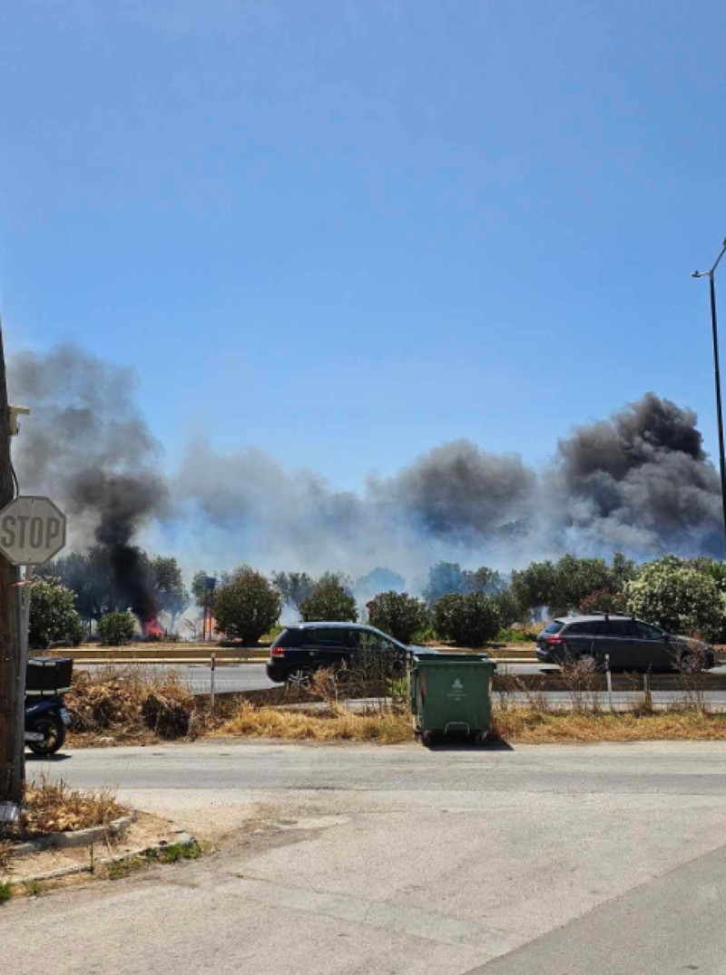 Φωτιά σε Καλύβια και Μαρκόπουλο