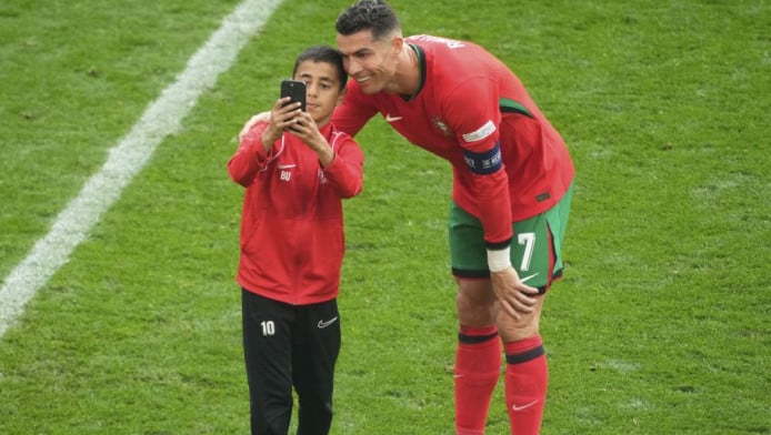 Έβγαλε selfie με πιτσιρικά ο Ρονάλντο την ώρα του αγώνα με Τουρκία! (Vid)