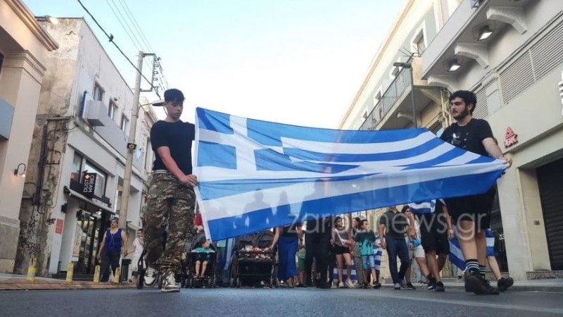 «Κάτω τα χέρıα απ’ τα παıδıά μας» – Πραγματοποιήθηκε με επιτυχία και στα Χανιά το Family Pride