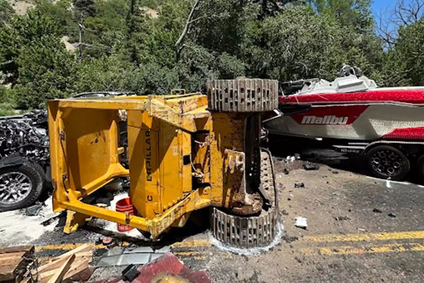 Η μπουλντόζα συνέθλιψε το φορτηγάκι 