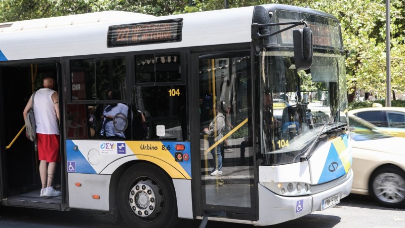 Σοβαρό τροχαίο με σύγκρουση τουριστικού λεωφορείου με φορτηγό