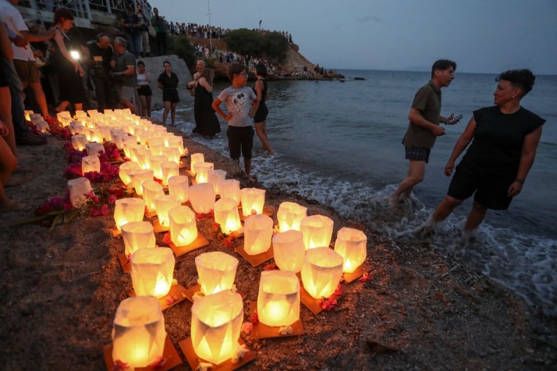 Φονική πυρκαγιά στο Μάτι: Ρίγη συγκίνησης στη «μαύρη» επέτειο 6 χρόνων - 104 φαναράκια στη θάλασσα για τους νεκρούς