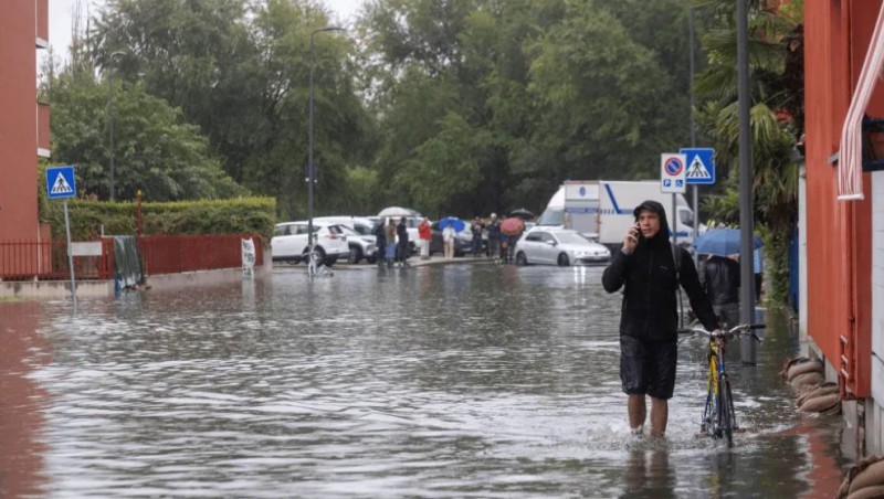 Ισχυρή κακοκαιρία στην Βόρεια Ιταλία, έρχεται τις επόμενες ώρες στην Ελλάδα - Αγονείται αγρότης, αποκλείστηκαν χωριά