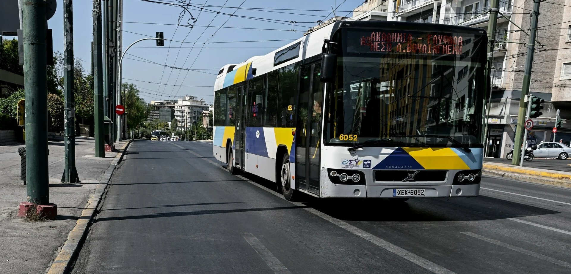 Κατέβασαν εθελοντή πυροσβέστη από λεωφορείο