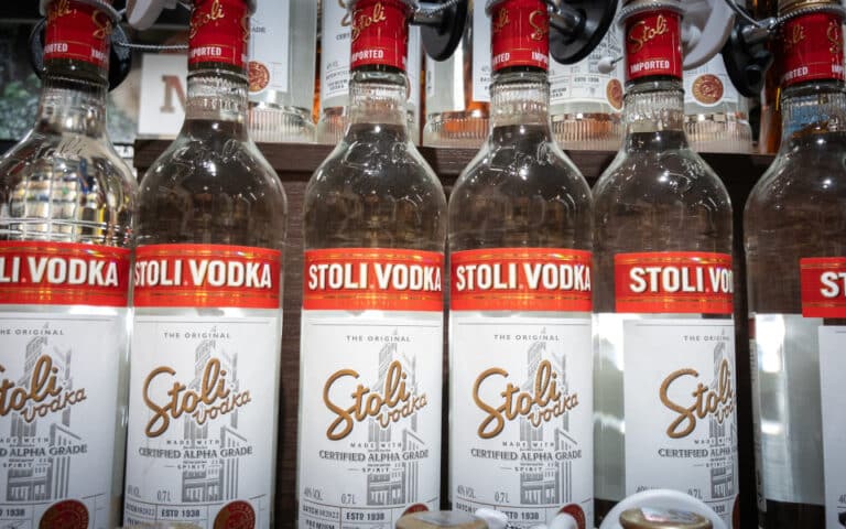 Θα συνεχίσει να πωλείται η βότκα Stoli