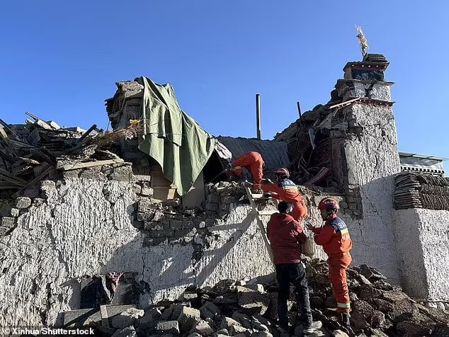 93813573 14257453 rescuers work in an earthquake affected area in changsuo townshi a 94 1736234505115