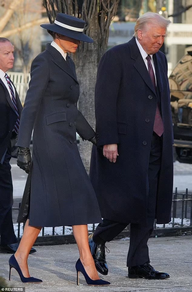 94296687 14304793 melania trump looked chic in an understated head to toe navy blu a 123 1737382939347 1